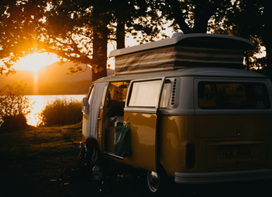 Out-of-office, afwezigheidsmelding, kattebelletje. Geef het beestje een naampje, zeg ik dan maar. Met het automatisch ingestelde bericht laat je zien dat je even niet bereikbaar bent. Gebruik jij deze instelling nooit? Dan wil ik je adviseren dat toch echt wel te gaan doen. Waarom? Omdat ik vind dat goed samenwerken staat of valt met transparant communiceren. Onderdeel daarvan is aangeven wanneer je wel en wanneer je niet bereikbaar bent. Door het instellen van een out-of-office doe je precies dat. Ga je binnenkort met vakantie en weet je niet hoe je een afwezigheidsbericht instelt? Na het lezen van dit blog weet je precies hoe je een out-of-office instelt.